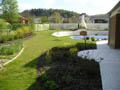 Dvě sousední zahrady v Hluboké nad Vltavou